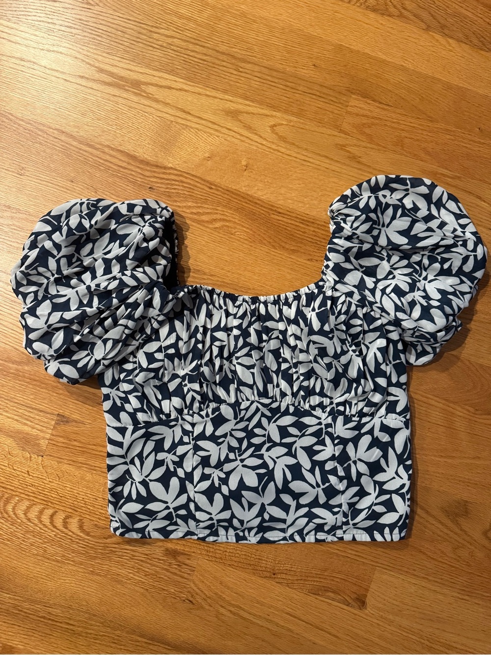 NWOT Abercrombie & Fitch Navy and White Leaf-Print Puff-Sleeve Crop Top